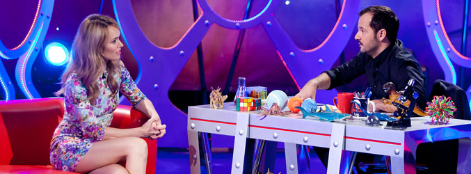 Patricia Conde charla con Ángel Martín en el plató de 'Órbita Laika'