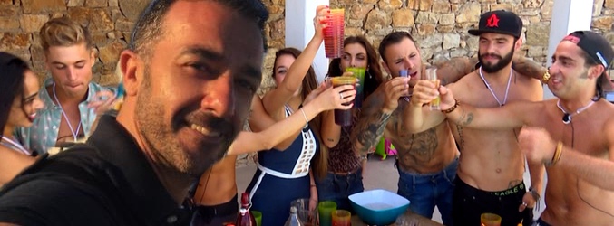 Fotomontaje con Óscar Vega en primer plano