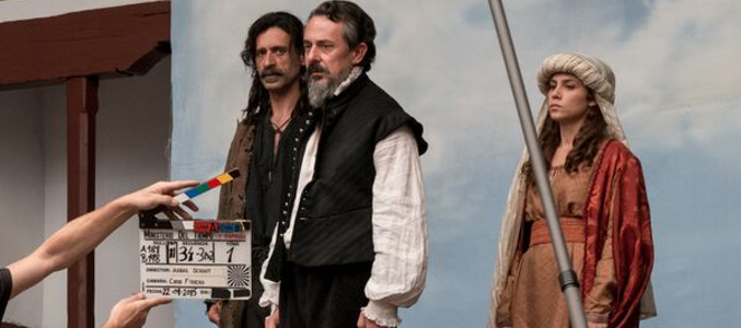 Miguel de Cervantes (Pere Ponce) junto a Nacho Fresneda y Aura Garrido