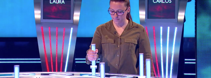 Una concursante sacando uno de los palos acumulados