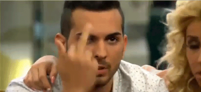 Suso hace un corte de manga al público