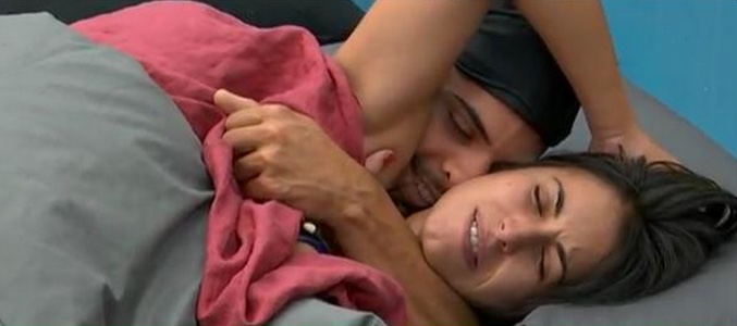Suso y Raquel abrazados en la cama