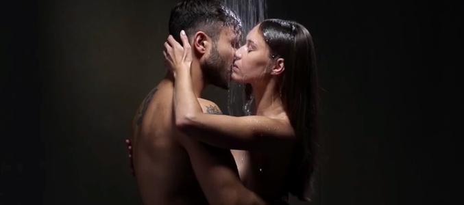 Vaidas Baumila (Eurovisión 2015) se desnuda en su nuevo videoclip, "Ant masinos stogo"