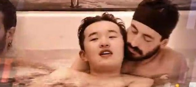 Han y Aritz en el jacuzzi