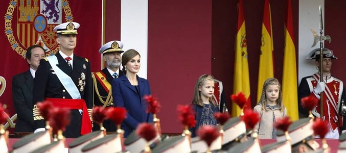 Los Reyes de España, la Princesa Leonor y la infanta Sofía presidiendo el desfile