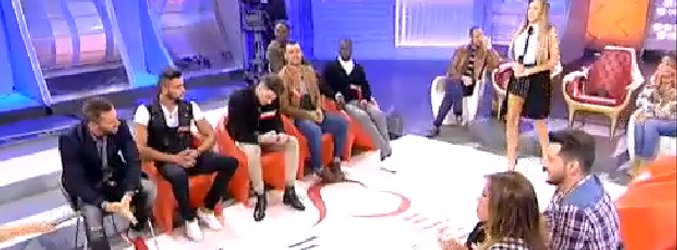 Finalmente Leo se ha sentado como pretendiente de Steisy junto al resto de sus compañeros