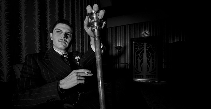 Evan Peters es James March en 'American Horror Story: Hotel'