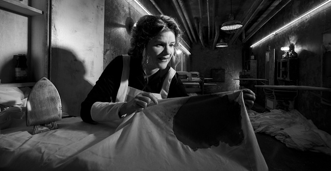 Mare Winningham, una criada obsesionada con sábanas y amoniaco