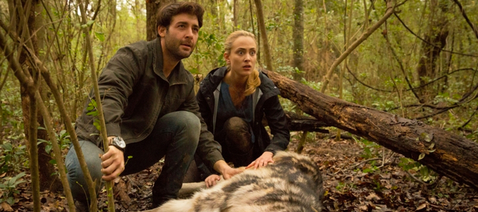 Jackson y Chloe sorprendidos en el bosque en 'Zoo'