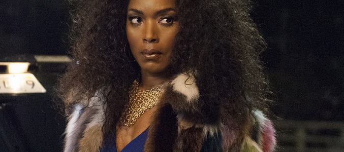 Angela Bassett es Ramona Royale, una mujer de armas tomar