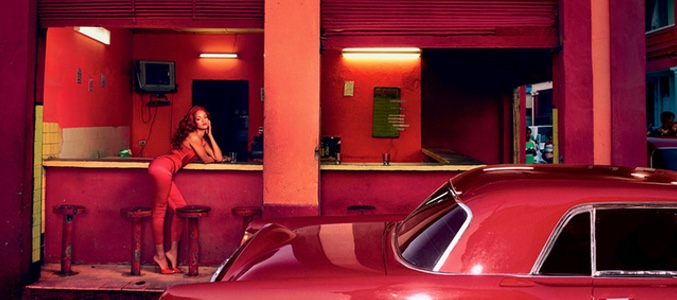 Rihanna en un coche rojo