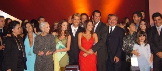 El elenco completo de 'Rubí' durante el acto de presentación de la serie.
