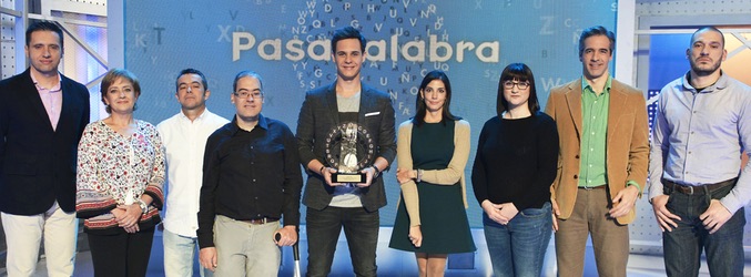 Christian Gálvez con ocho de los mejores participantes de 'Pasapalabra'
