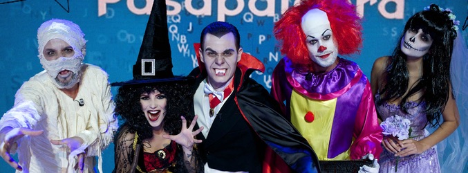 El presentador y los invitados caracterizados para Halloween