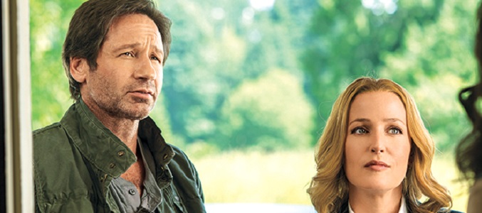 Lo agentes Scully y Mulder en el primer capítulo del regreso de 'Expediente X'.