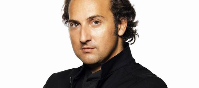 src="https://www.formulatv.com/images/noticias/50700/50716/15_f7c8722832.jpg##300##400"/><p></p></div><a href="https://www.formulatv.com/programacion/cuatro/">Cuatro</a> cumple esta semana 10 años. El 7 de noviembre de 2005, a las 20:44, el canal inició sus emisiones junto a dos de los rostros más icónicos con los que contó la cadena desde sus inicios, Raquel Sánchez Silva y <a href="https://www.formulatv.com/personas/boris-izaguirre/">Boris Izaguirre</a>. Este especial del canal, que en aquel momento regentaba el grupo Prisa, fue el escaparate de todos los contenidos que tendrían cabida en Cuatro desde su inicio de emisiones.</p><p>2005 fue, sin duda, un año importante para la televisión en España. La aparición de Cuatro puso en el mapa una nueva forma de hacer televisión en la que se comenzó a poner entre las cuerdas al oligopolio que, hasta ese momento, tenían Antena 3, Telecinco y Televisión Española. </p><p>El 24 de diciembre de 2010 la Junta de Accionistas de Telecinco aprobaba su fusión con Cuatro, dando la luz verde definitiva para la unión de estas dos cadenas. Gracias a ese acuerdo, varios de los programas, rostros y ficciones más emblemáticas de Telecinco fueron "transvasadas" a Cuatro, que pasó a ser el segundo canal principal de Mediaset España. </p><p>Desde sus inicios, Cuatro, la nueva televisión generalista, apostó por una programación diferente, que rompió una lanza a favor de la credibilidad y el entretenimiento, con propuestas innovadoras, que combinaron ficción y realidad, con ficciones que triunfan en Europa y en América. Por ello, arrancamos nuestro particular homenaje a la cadena del grupo Mediaset España, repasando las rostros más carismáticos que a lo largo de estos 10 años han dejado su huella en la cadena.</p><h2 class='vh3'>1. Iker Jiménez</h2><p><b>Etapa en Cuatro:</b> 2005 - presente</p><p><b>Programas:</b> '<a href="https://www.formulatv.com/programas/cuarto-milenio/">Cuarto milenio</a>'</p><p>Cuatro vio en el periodista <a href="https://www.formulatv.com/personas/iker-jimenez/">Iker Jiménez</a> y en su programa de radio en Cadena SER, "Milenio 3", un filón que podría ser explotado también en televisión. Así fue y, a día de hoy, 'Cuarto milenio' sigue fascinando con sus misterios y sucesos paranormales a miles de espectadores.</p><p>'Cuarto milenio', dirigido y presentado por Jiménez y <a href="https://www.formulatv.com/personas/carmen-porter/">Carmen Porter</a>, trata desde noviembre 2005 cualquier tema relacionado con el mundo del misterio y lo desconocido y cuenta con el honor de ser el formato más longevo y <a target="_blank" href="https://www.formulatv.com/noticias/21735/cuarto-milenio-se-reafirma-como-formato-mas-exitoso-cuatro/">exitoso</a> de Cuatro.</p><p>Este éxito propició que Mediaset España quisiera "atar" a Iker a su compañía, renovando su contrato de larga duración con el grupo, esta vez dotándolo de exclusividad. La renovación del contrato del presentador se saldó con la finalización de espacio radiofónico de Cadena SER, 'Milenio 3'. Aún así, el espíritu del espacio del espacio de misterio volvió a las ondas, en este caso, a las de la nueva área radiofónica de Mediaset España, Radioset, con "Universo Iker".</p><div class="imgnctxt"><img loading="lazy" alt="Iker Jiménez