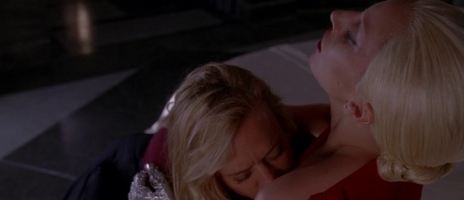 Alex bebe de la sangre de la Condesa