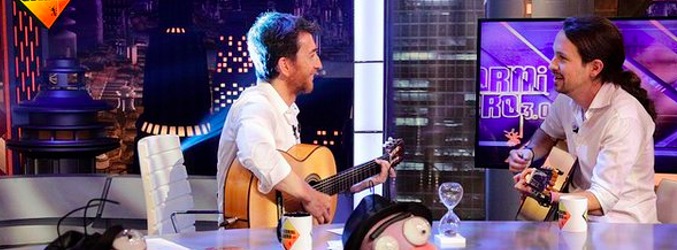 Pablo Iglesias y Pablo Motos tocan juntos la guitarra en 'El hormiguero'