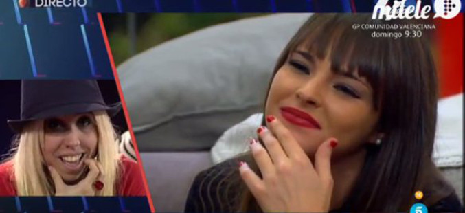 Amanda despidiéndose de Marta