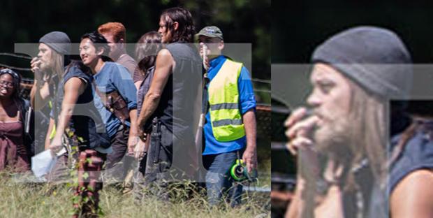 Imagen donde se observa a Glenn junto a un nuevo personaje de la serie durante el rodaje de la sexta temporada.