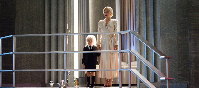 La Condesa (Lady Gaga) acompaña a Holden