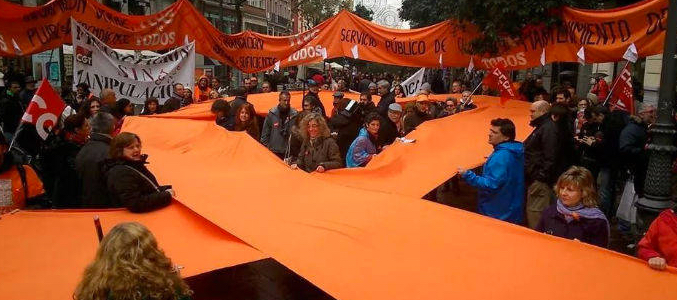  src="https://www.formulatv.com/images/noticias/51000/51014/3_4e903d55a3.jpg##300##450"/><p>Consejo de Informativos de RTVE</p></div>Maite Martín del Caz es la secretaria de la sección sindical de CCOO en RTVE, una corporación pública que se encuentra desde hace tiempo en el centro de la polémica debido a las quejas de diversos organismos nacionales e internacionales sobre la falta de pluralidad e independencia que aseguran reina en los Servicios Informativos de RTVE. Con motivo de las Elecciones Sindicales al Consejo de RTVE de este 12 de noviembre, Maite Martín ha realizado para FormulaTV.com un balance de estos años bajo el Gobierno del Partido Popular.</p><p>Define el momento actual como "muy complicado para RTVE" debido a que el Gobierno del PP ha dejado un balance con unos datos muy malos en una época en la que RTVE ha sido reducida prácticamente a la mitad de lo que era. El déficit previsto para este año iba a ser de entre 20 y 25 millones, pero sorprendentemente Enrique Alejo, director general corporativo, ha informado de que van a ser 70 millones. </p><p>"Nosotros tememos que van a ser más porque quedan las Elecciones Generales y siempre se produce una cierta desviación, pero en todo caso ya se ha sobrepasado el límite legal permitido y se impone una nueva reducción de capital. Con una deuda acumulada de 398 millones, la empresa es prácticamente la mitad de la que se encontraron", admite Maite Martín.</p><h2 class='vh4'>"Queremos recuperar los derechos perdidos"</h2><p>En estas elecciones los sindicatos reivindican el mantenimiento del empleo a través del mantenimiento de la estructura de RTVE: "CCOO se negó a suscribir el último Convenio Colectivo porque no recogía este punto, pero las <a target="_blank" href="https://www.formulatv.com/noticias/50998/enrique-alejo-rtve-blindaje-ya-no-existe-rtve-finales-2015-realizar-despido/">declaraciones de Alejo</a> son la demostración total de que estábamos en lo cierto". </p><p>Martín cuenta cómo la infraestructura de RTVE ha estado constantemente amenazada con la venta de los estudios Buñuel, el intento de cerrar la onda corta, el intento de cerrar el canal Teledeporte, la reducción de las grabaciones en los estudios de Prado del Rey... "Queremos recuperar también los derechos que perdimos en ese segundo convenio y que conseguimos a través de más de 30 años de lucha y reivindicación. Ahora más del 20% de la plantilla cobra menos de 25.000 euros al año", declara.</p><p><div class="imgnctxt"><img loading="lazy" alt="Trabajadores de RTVE en una manifestación