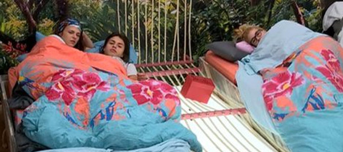 Concursantes en la cama