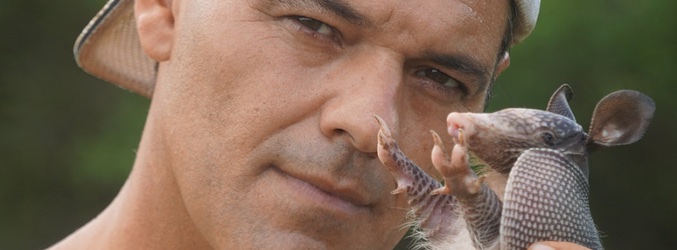 Frank Cuesta con un armadillo en la nueva temporada de 'Wild Frank'