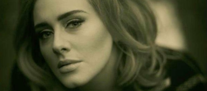 Imagen del videoclip de su single "Hello"