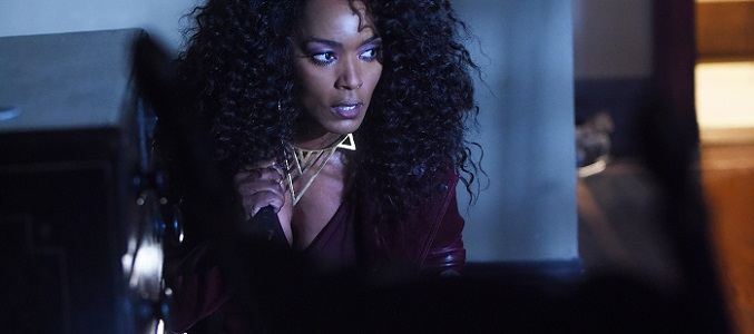 Ramona Royale visita la habitación 33