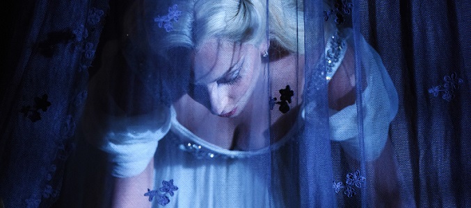 La Condesa (Lady Gaga) acuna a su feto amorfo