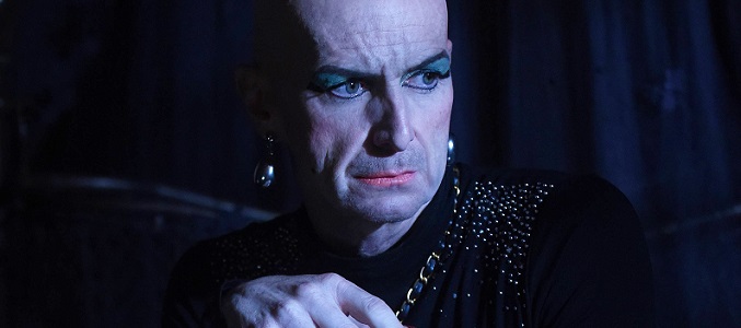 Denis O'Hare es Liz Taylor en 'American Horror Story: Hotel'