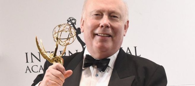 Julian Fellowes recibiendo el premio Emmy honorífico
