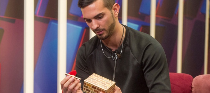Suso intentando abrir la caja en 'Gran Hermano 16'