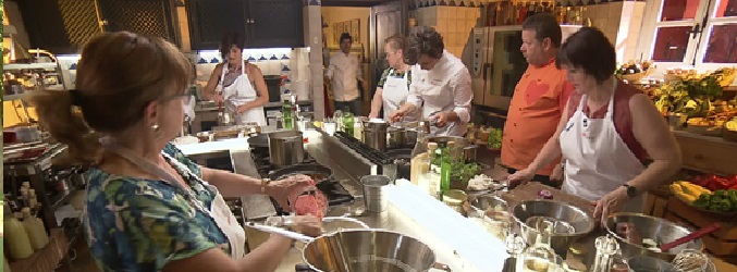 Los concursantes y sus madres cocinando juntos en 'Top Chef' en Toledo