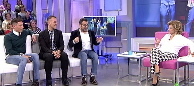 Jorge Javier y sus compañeros de su obra de teatro