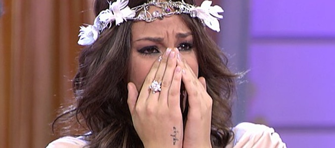 Steisy, ya con un traje nuevo, ha sido incapaz de mostrar tranquilidad y se ha derrumbado