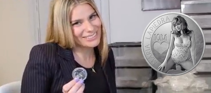 María Lapiedra enseña su moneda oficial