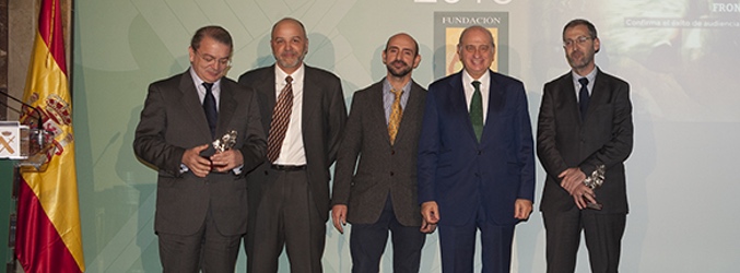 José Ramón Díez con el premio de la Guardia Civil