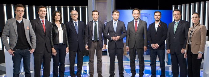 Julio Somoano junto a los representantes de las nueve fuerzas políticas que participaron en el "debate a nueve