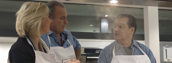Bertín Osborne junto a Anne Igartiburu y Ramón García en la cocina de 'En la tuya o en la mía'