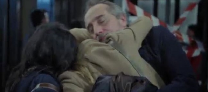 Sonia, Candela y Pablo se abrazan al conocer la noticia en 'B&b, de boca en boca'