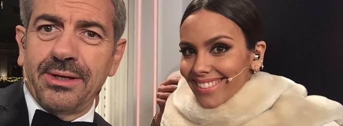 Carlos Sobera y Cristina Pedroche, minutos antes de arrancar la retransmisión de las Campanadas