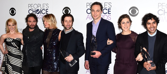El equipo 'The Big Bang Theory' posando con los tres premios