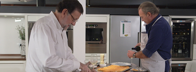 Mariano Rajoy acompaña a Bertín Osborne en la cocina