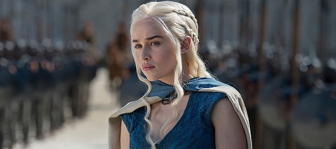 Emilia Clarke interpreta a Khaleesi, quien tiene 18 años en la serie.