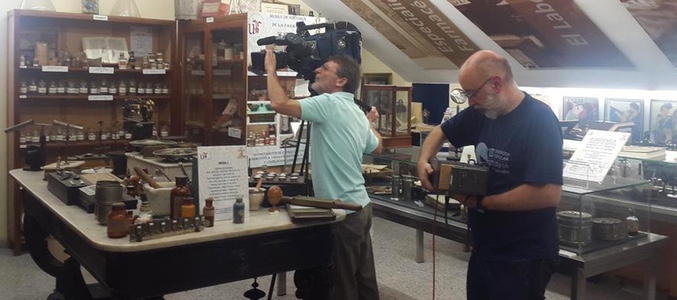 El equipo de 'Los reporteros' grabando en el Museo Historia Farm de Sevilla