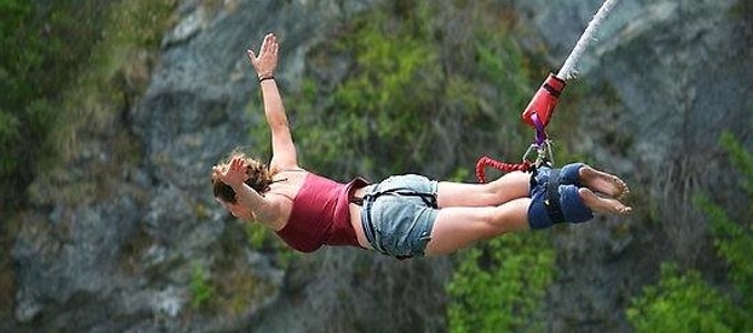 Una mujer haciendo puenting