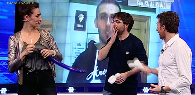 Pilar Rubio, Jordi Évole y Pablo Motos en 'El hormiguero'