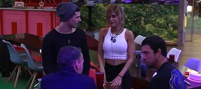Carlos Lozano tontea con Ylenia en 'GH VIP 4': "No te sientes, la gente tiene que ver tu cuerpazo"